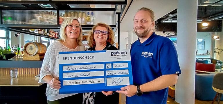 Erlös der Losverkäufe: 1.100 Euro von der Afterworkparty im „Park Inn“