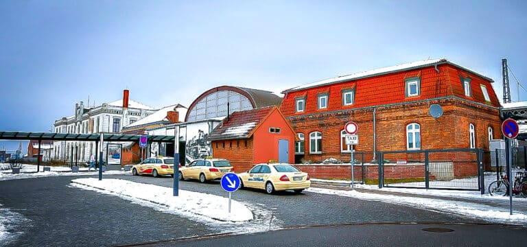 Körperverletzung am Bahnhof: Polizei ermittelt nach Kopfnuss-Attacke