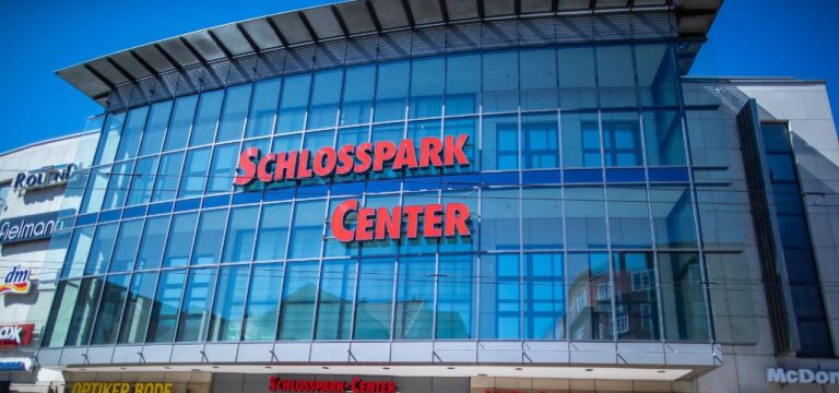 Schwerin: Jugendlicher an Shopping-Center erstochen – jetzt Prozessbeginn