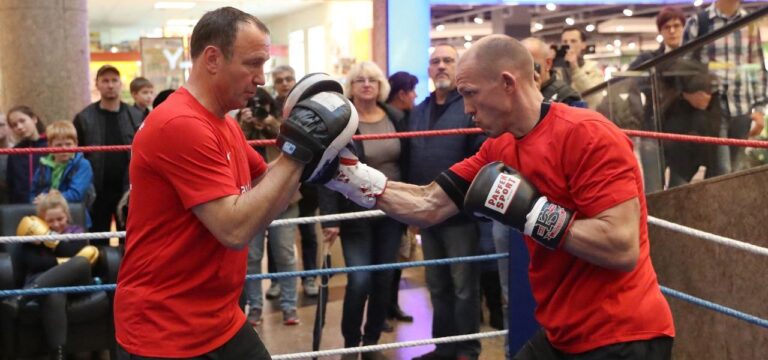 Maske und Brähmer bei Gedenkturnier für Boxtrainer Timm