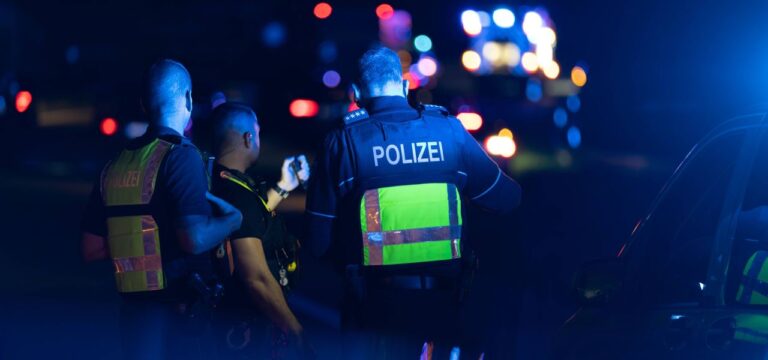 Mit Messer bewaffnet: Polizei schießt Mann vor Spielhalle in Sternberg an