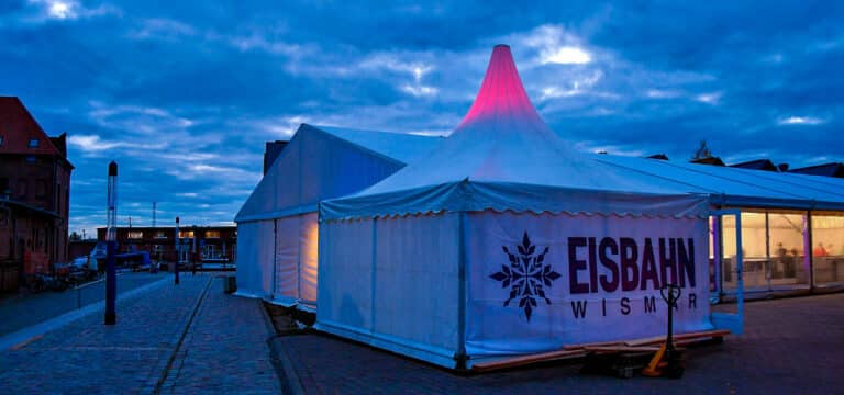 Wismarer Wintervergnügen: Feuerwehrfest und Eisbahn-Saison – zwei Highlights zum Jahresauftakt