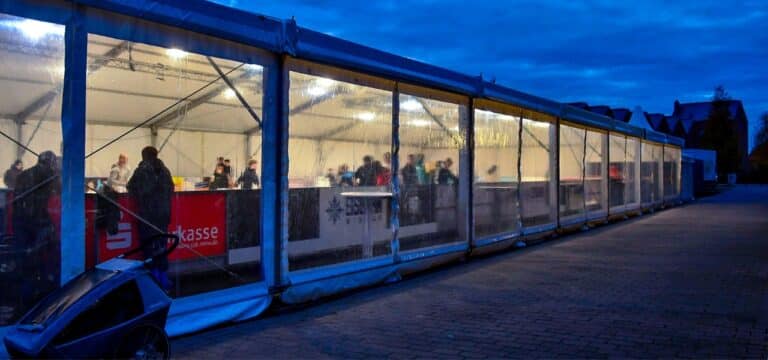 Winterspaß am Alten Hafen: Wismarer Eisbahn lädt bis 22. Februar ein