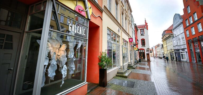 Christian Schönwälder eröffnet „FAN SHOP“ – eine Reise durch Realität, Fiktion und Wahrnehmung