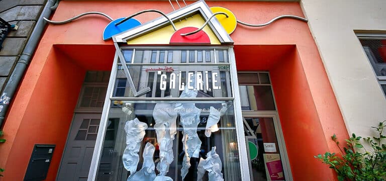 „Was Schönes“: Neue Ausstellung von Anne Mundo in der Galerie Hinter dem Rathaus