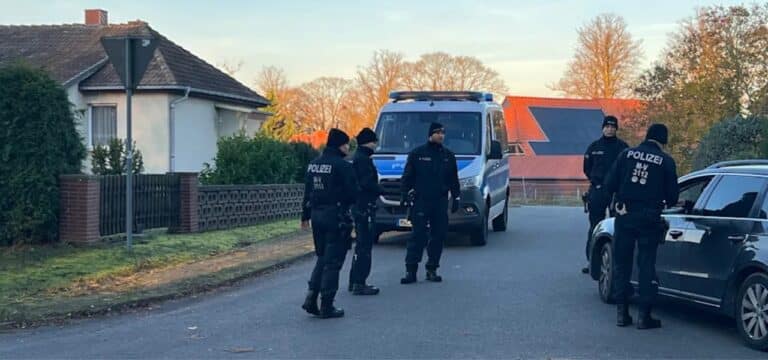Nach TV-Zeugenaufruf durchsucht Polizei mehrere Objekte in Reimershagen