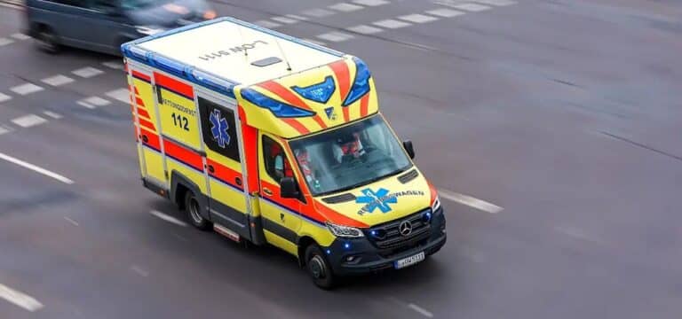 Senior nach Unfall reanimiert – zwei Frauen in Klinik