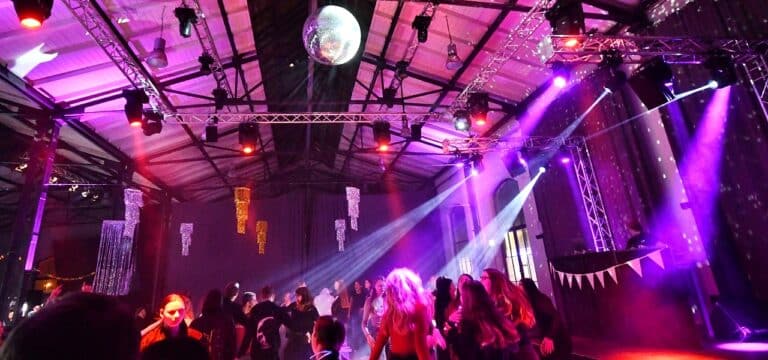 Volle Tanzfläche bei der Teeny-Disco „Licht am Horizont“ in Wismar