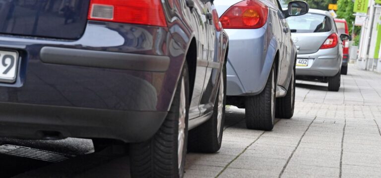 Umwelthilfe: Städte in MV zu lässig bei Bürgersteig-Parkern