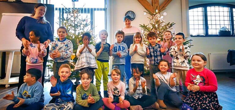 Weihnachtsbäume im Stadtwerke-Kundencenter funkeln dank Kita Emil Grünbär