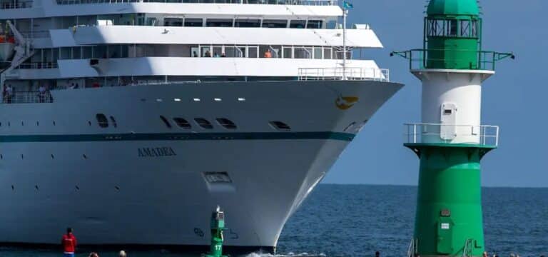 „Amadea“ beendet Kreuzfahrtsaison in Warnemünde