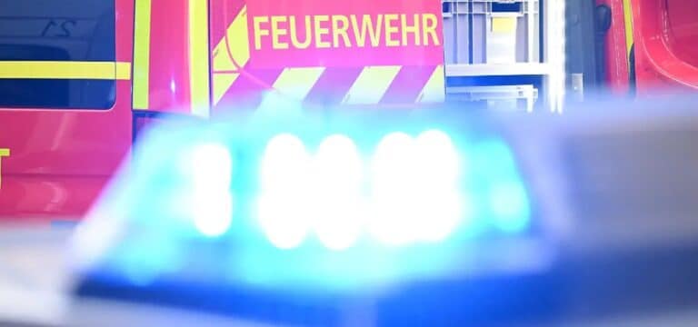 Mehrfach überschlagen: Vier junge Insassen bei Unfall auf der B105 verletzt