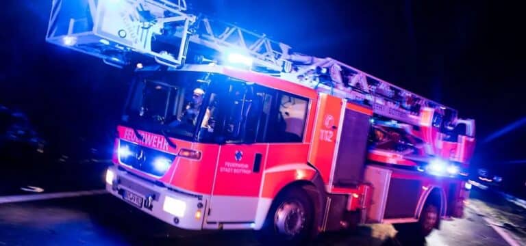 Kellerbrand in Rostock-Toitenwinkel: Acht Verletzte, Polizei ermittelt wegen Brandstiftung