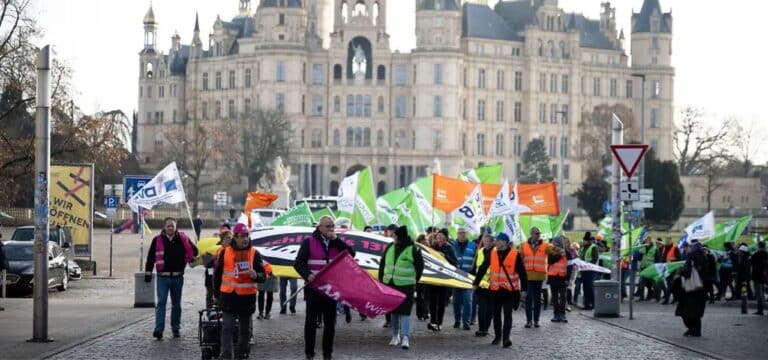 Landes-Bedienstete bekräftigen bei Kundgebung Lohnforderung