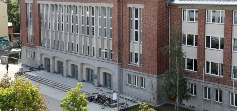 Brutaler Raub in der Rostocker Südstadt: Täter zu fast vier Jahren Haft verurteilt