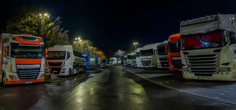 Platznot an Raststätten: Lastwagenfahrer parken oft falsch