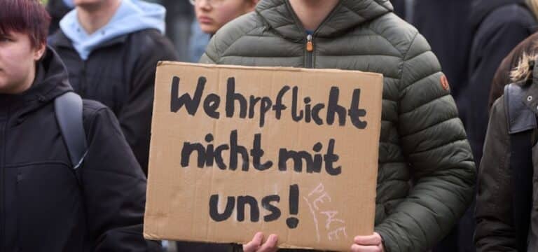 Neukloster: Schüler protestiert gegen Wehrpflicht – ungewöhnlicher Streik im Klassenzimmer