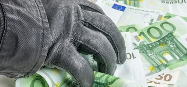 Falsche Polizisten bestehlen Seniorin in Boltenhagen – Schaden: 73.000 Euro