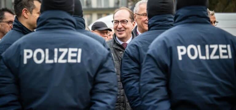 Grüne fordern bundesweite Regelung: Innenminister Dobrindt prüft strengere Böllerverbote