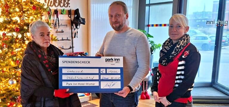 1.000‑Euro-Spende aus Afterwork‑Party im „Park Inn Wismar“ für die Obdachlosenunterkunft