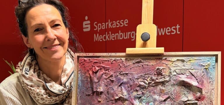 Silke Kleine zeigt „UNVERFÄLSCHT erLEBEN“ in der Sparkasse in Wismar