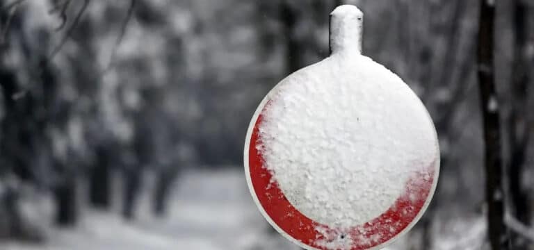 Wenn Verkehrsschilder im Schnee verschwinden: Was Autofahrer jetzt wissen müssen