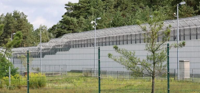 Häftling missbraucht? Ex-JVA-Lehrerin wieder vor Gericht