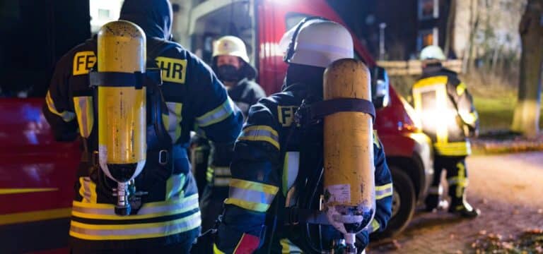 Elf Menschen nach Dachstuhlbrand in Sicherheit gebracht