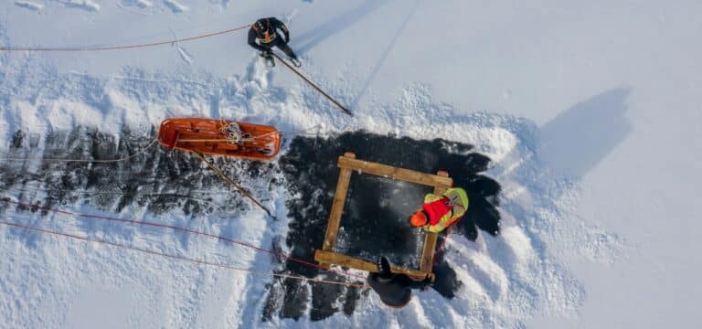 Eisrettung unter Extrembedingungen: Nachwuchs der „Medical Task Force 13“ probt den Ernstfall