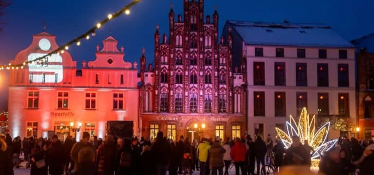 Greifswalder Neujahrsleuchten taucht Zentrum in buntes Licht