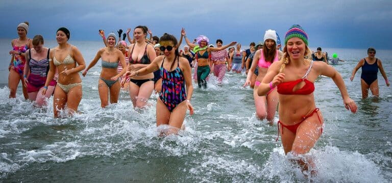 25. Boltenhagener Neujahrsbaden: „Manege frei!“ für Mutige in der Ostsee