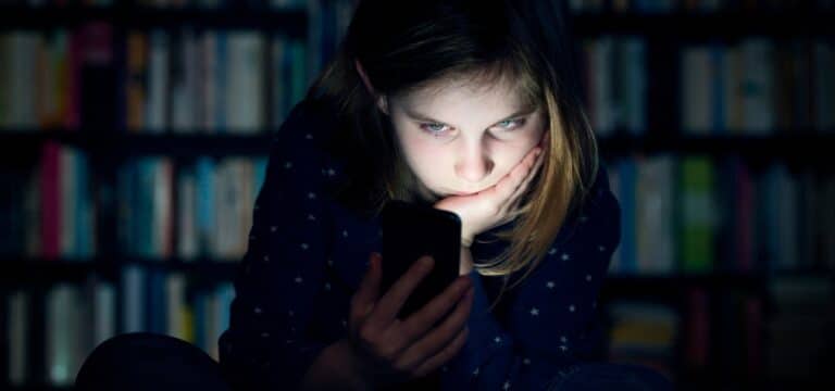 Kriminalpolizei warnt vor gefährlichen Online-Manipulationen: Jugendliche zu Selbstverletzungen gedrängt