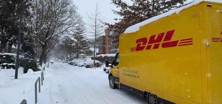 Glätteunfall in Bad Kleinen: Postauto prallt gegen Baum