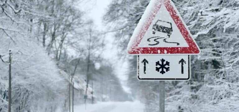 B105: Gefährliche Schneeverwehungen zwischen Wismar und Grevesmühlen