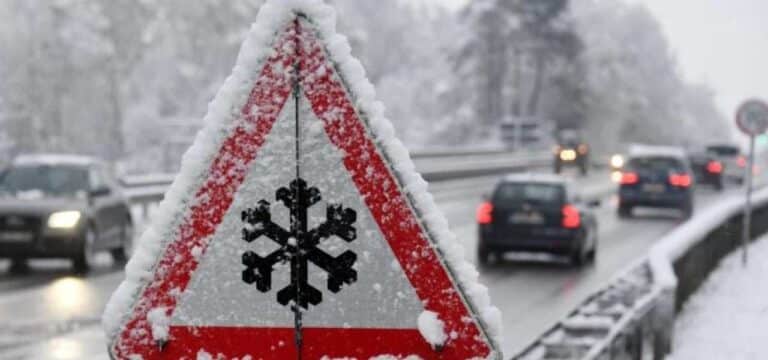 Zahlreiche Unfälle durch Blitzeis und Schnee – Polizei warnt vor extremer Glätte