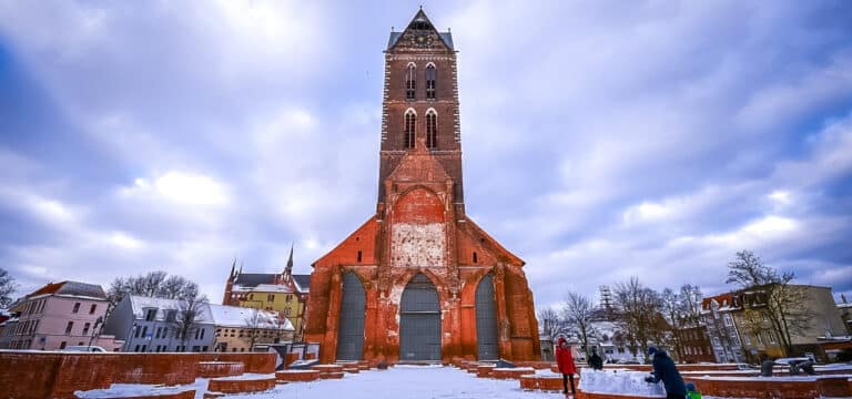 Ein Tag voller Kontraste: Wismar lädt zu Turmführung und Abendprogramm
