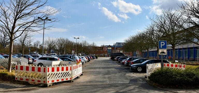 Parkplatz an der Stadthalle soll digital werden: Wismar reagiert auf steigenden Parkdruck