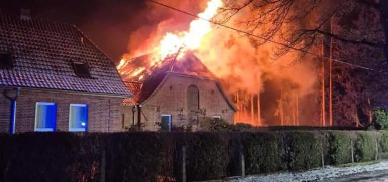 Schwieriger Einsatz bei Scheunenbrand in Pokrent – Landrat dankt Einsatzkräften