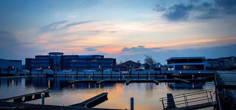 Brunkowkai in Wismar: Neue Bänke und Drehliegen laden jetzt zum Verweilen ein
