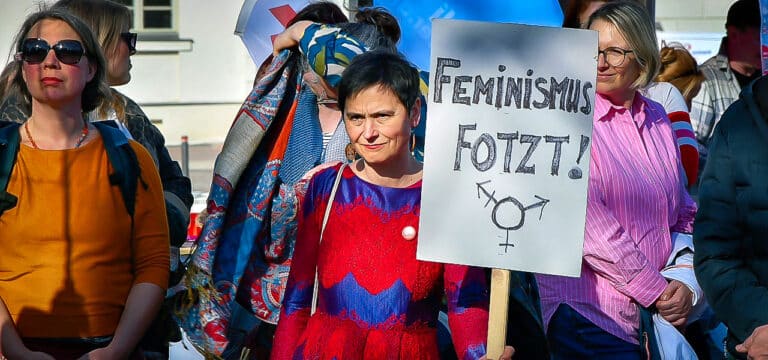 Frauenstreik am 9. März: Auch in Wismar gehen Menschen für Gleichberechtigung auf die Straße