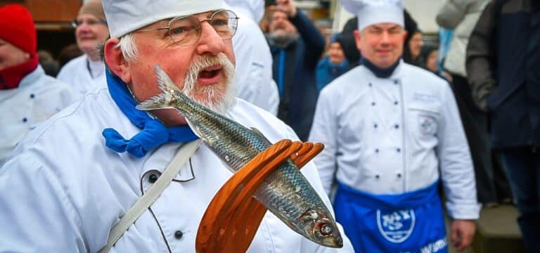 Trotz des schlechten Wetters: 23. Wismarer Heringstage ziehen tausende Besucher an