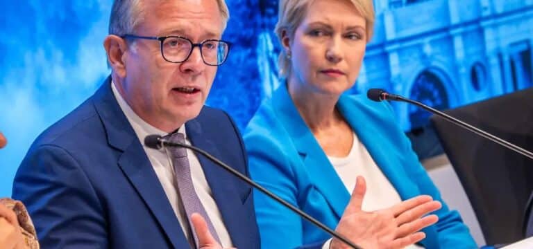 Mehr Tempo, weniger Papier: MV will Verwaltung modernisieren