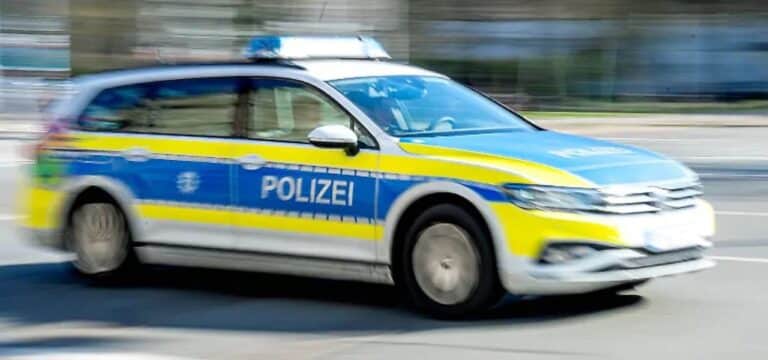 Graffitischmierereien in der Wismarer Altstadt: 27 Fahrzeuge und Gebäude betroffen – Polizei ermittelt