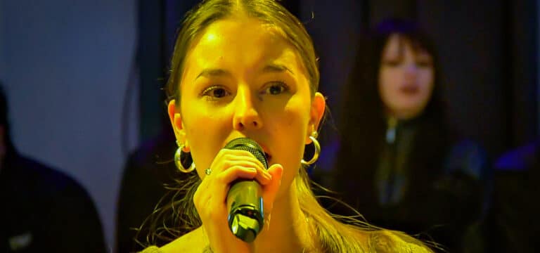 „Battle Arena“-Gewinnerin Selina begeistert und singt bei der „Wahlkampfarena“