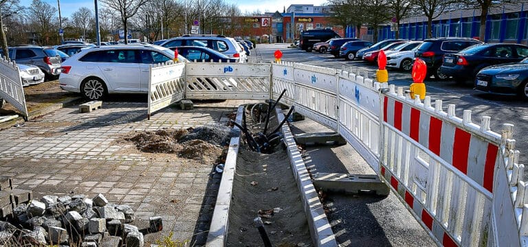 Schrankenanlage an der Stadthalle abgebaut?: Stadt prüft jetzt Free‑Flow-System