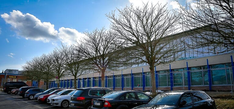 Wismar passt Parkordnung an – Stadthallen-Parkplatz wird auf Free‑Flow-System umgestellt