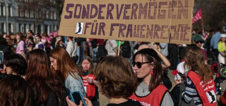 Lautstarker Protest am Feiertag: Tausende demonstrieren in MV für Frauenrechte