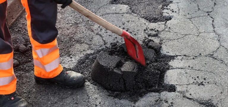 Winter hinterlässt Spuren – Städte stopfen Frostschäden