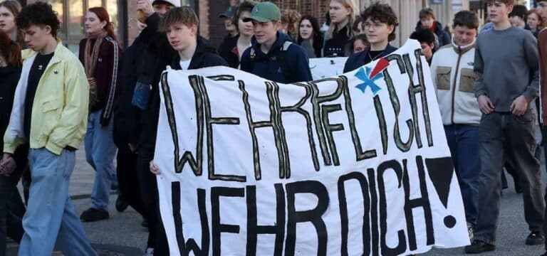 Junge Menschen in MV protestieren gegen Wehrdienst