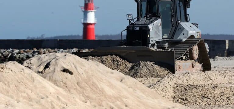 Was sind das für Sandhaufen am Strand von Warnemünde?